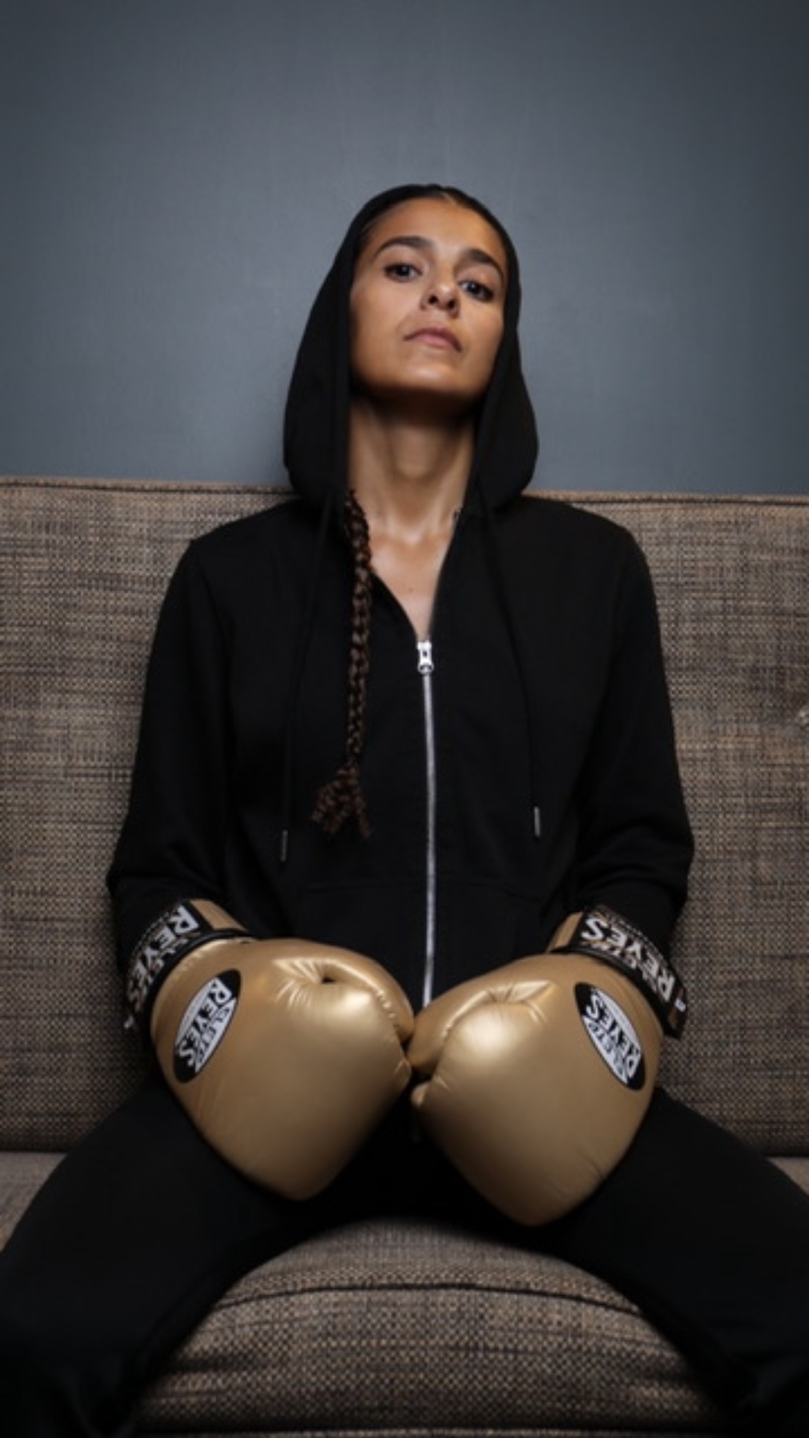 Karima, gants dorés