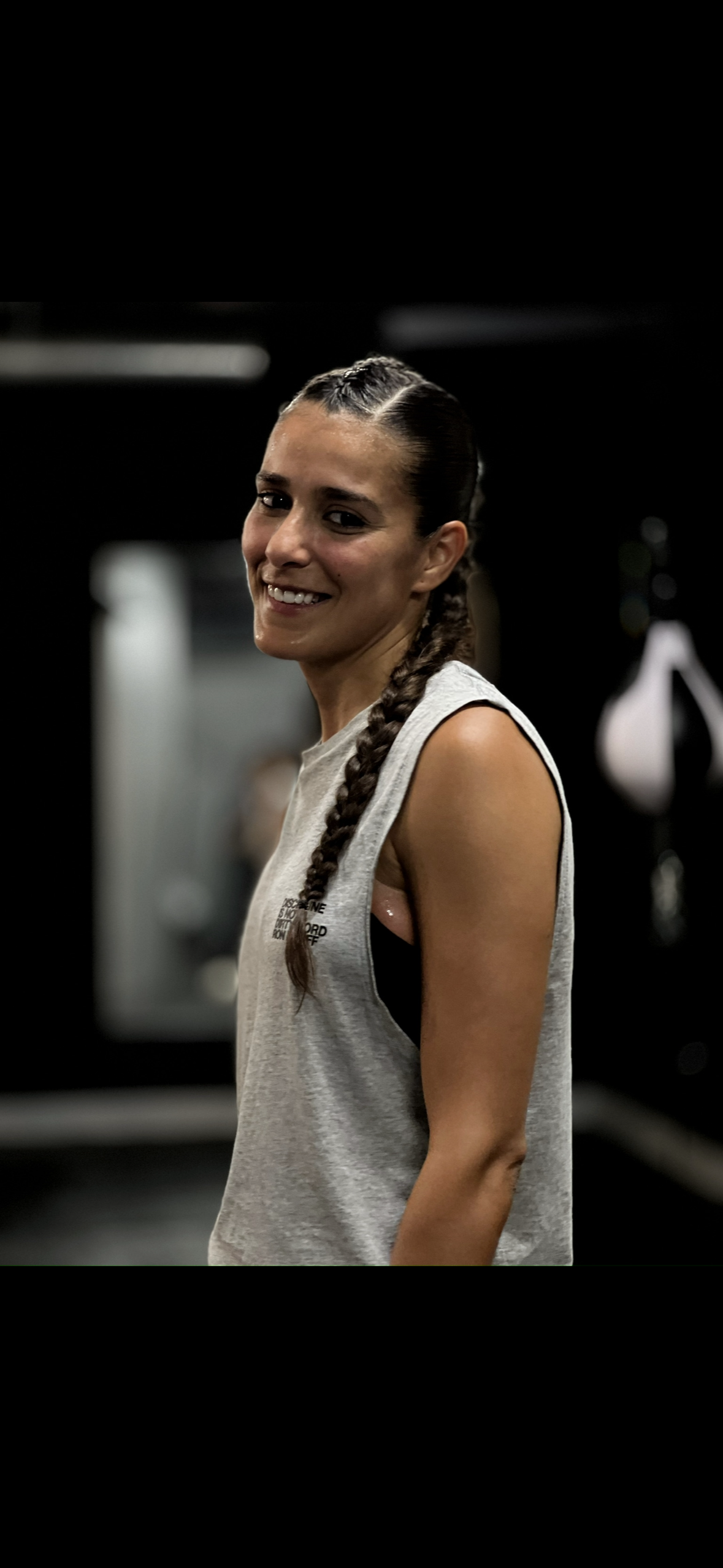 Karima souriante au bord du ring